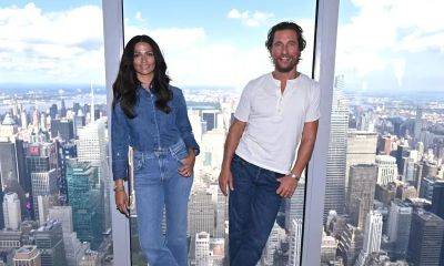 Camila Alves surprises Matthew McConaughey to celebrate the success of his book ‘Greenlights’ - us.hola.com - France - New York - New York