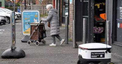 Shopping robots trial is expanded across more of Trafford - www.manchestereveningnews.co.uk - Manchester - Santa