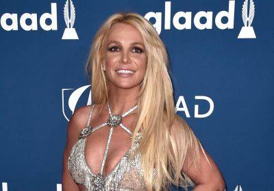 Britney Spears Debuts Red Snake Tattoo On Her Back - etcanada.com