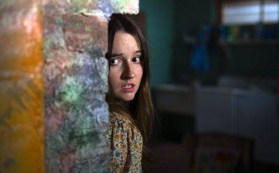 ‘No One Will Save You’: Kaitlyn Dever Doesn’t Speak In A Lifeless ‘A Quiet Place’-Like One Trick Pony Thriller - theplaylist.net