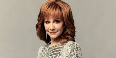 Reba McEntire Gives 'Voice' Contestants Hot Tater Tots When The Join Her Team! - www.justjared.com - county Guthrie