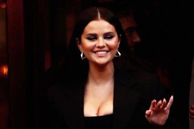 Selena Gomez Turns Heads With Steamy Outfit In Paris - etcanada.com - Paris