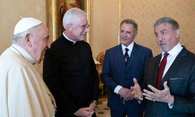 Sylvester Stallone and his daughters meet a big fan: the Pope - us.hola.com - USA - Vatican - city Vatican