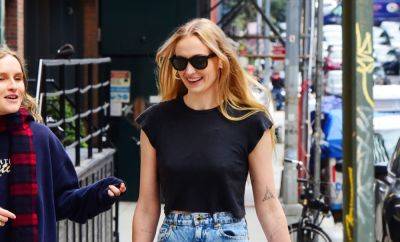 Sophie Turner All Smiles While Leaving Taylor Swift's NYC Apartment After a Wednesday Meetup - www.justjared.com - New York - Kansas City