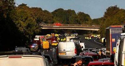 M53 shut after school bus overturns in crash with 'number of casualties' - www.manchestereveningnews.co.uk