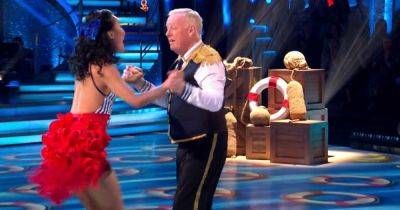 Strictly's Les Dennis awarded a 10 'for entertainment' after 'dad' dance - www.ok.co.uk