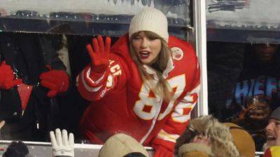Taylor Swift Scores Icy View At Freezing Chiefs-Dolphins Playoff Game Streaming Only On Peacock - deadline.com - Kansas City