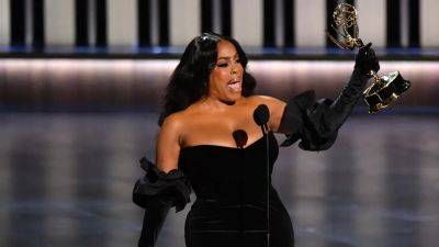 Niecy Nash-Betts Thanks Herself During Emmys 2024 Acceptance Speech for Dahmer - www.glamour.com - Taylor