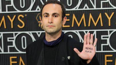 'The Crown' actor poses with message on palm in call for Gaza ceasefire on Emmys red carpet - www.foxnews.com - Britain - Los Angeles - South Africa - Israel - Palestine