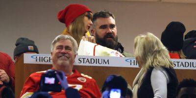 Taylor Swift Arrives at Chiefs-Bills Playoff Game With Travis Kelce's Family - See the First Photos! - www.justjared.com - New York - county Travis - Kansas City - county Buffalo