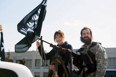 “You Think I’m In ISIS?” Dakota Johnson Pokes Fun At Previous ‘SNL’ Controversy - deadline.com