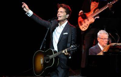 Watch Richard Marx call out fan for talking through gig: “Learn some fucking manners” - www.nme.com - New York - county Chester - county Page - city Springfield