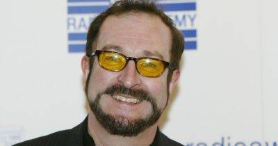 BBC Radio 2 listeners in tears as Steve Wright's Sunday Love Songs returns days after death - www.dailyrecord.co.uk