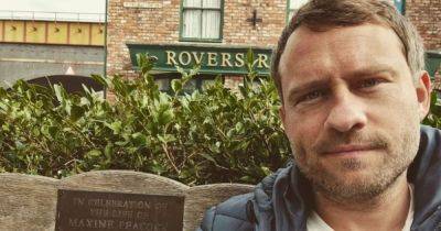 Coronation Street fans uncover Paul star's 'manifesting' as he delights co-stars with throwback snap - www.manchestereveningnews.co.uk