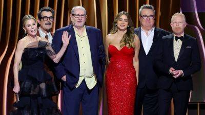 ‘Modern Family’ Reunion At SAG Awards Has Cast Missing Money, Talking Reboot & Taking Swipe At ‘The Gilded Age’ - deadline.com