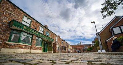 Coronation Street fans say 'it's disgusting' as famous broadcaster weighs in on schedule drama - www.manchestereveningnews.co.uk - Manchester