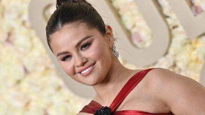 Selena Gomez Went Full Alex Russo With Her New Bangs - www.glamour.com
