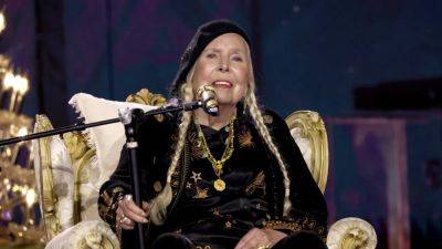 Joni Mitchell Wore Ilia Makeup During Her Historic 2024 Grammys Performance - www.glamour.com