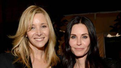 Courteney Cox and Lisa Kudrow Had a Rainy Day ‘Friends’ Reunion - www.glamour.com - Los Angeles