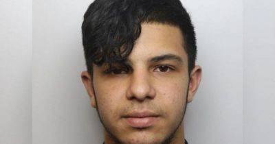 Huge manhunt after criminal uses tissue to help him escape from prison van - www.manchestereveningnews.co.uk - county Oldham