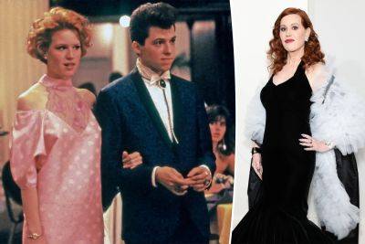 Molly Ringwald sobbed over her ‘Pretty in Pink’ prom dress: I ‘really hated’ it - nypost.com