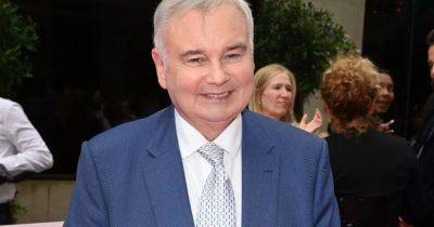 Eamonn Holmes' appearance in new pic with grandchildren sparks reaction after health woes - www.ok.co.uk