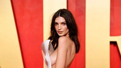 Emily Ratajkowski Risked a Nip Slip for This Gorgeous Jacquemus Gown at the Vanity Fair Oscars Party - www.glamour.com - France
