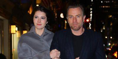 Ewan McGregor & Mary Elizabeth Winstead Step Out in NYC Before 'Jimmy Fallon' Appearance - www.justjared.com - New York - city Moscow