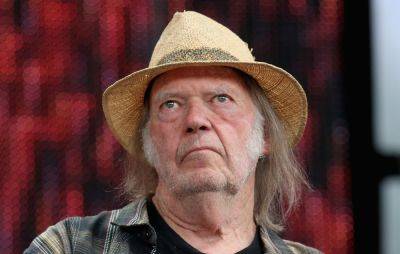 Neil Young announces return to Spotify after Apple and Amazon pick up Joe Rogan’s controversial podcast - www.nme.com