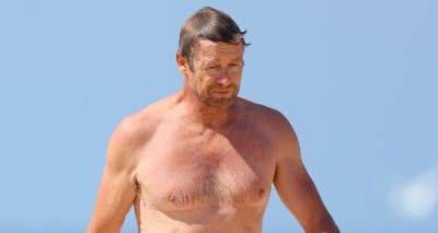 Simon Baker Goes Shirtless for Day at the Beach in Sydney - www.justjared.com - Australia