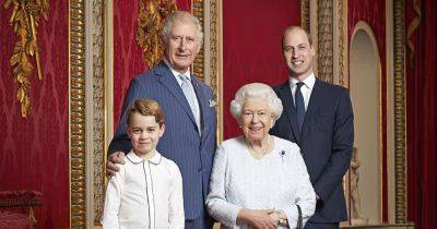 Royal Family's 'brutal' New Year photo was 'designed to send message' to Harry - www.dailyrecord.co.uk - county Buckingham