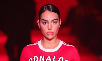 Georgina Rodríguez graces Paris Fashion Week’s runway in a Cristiano Ronaldo-signed jersey dress - us.hola.com - Paris