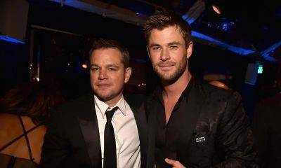 Matt Damon gets a tattoo while Chris Hemsworth holds his hand - us.hola.com - Spain - Taylor