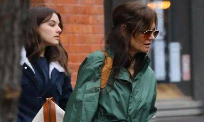 Katie Holmes and Suri Cruise leave NYC for the holiday weekend - us.hola.com - Russia