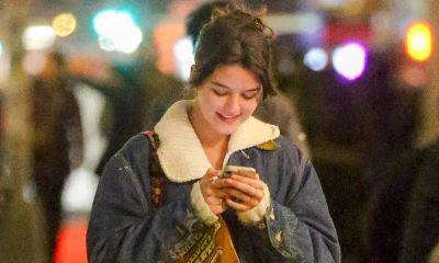 Suri Cruise can’t stop smiling while texting in NYC with a fashionable outfit - us.hola.com - Hollywood - New York - county Holmes