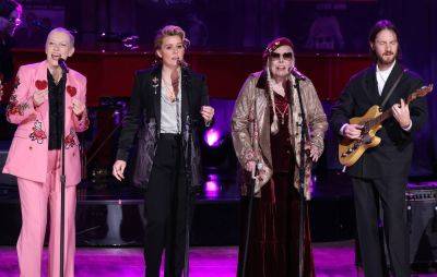 Watch Joni Mitchell covers Elton John’s ‘I’m Still Standing’ at Gershwin Prize tribute show - www.nme.com - county Hall