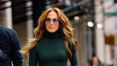 Jennifer Lopez Found the Perfect Spring Uniform in Baggy Jeans and Big Shoes - www.glamour.com - New York