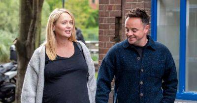 Ant McPartlin smiles at heavily pregnant wife's bump as they join Jamie Redknapp for meal - www.manchestereveningnews.co.uk - Britain - London - USA