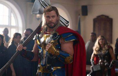 Chris Hemsworth Says ‘Thor: Love & Thunder’ Didn’t “Stick The Landing” & Feels He Owes The Audience One More ‘Thor’ - theplaylist.net