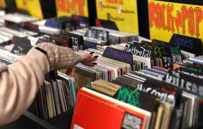 Taylor Swift and Record Store Day see highest weekly vinyl sales in 30 years - www.nme.com - USA
