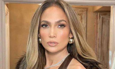 Jennifer Lopez shows off her signature casual chic look in latest photo - us.hola.com - Los Angeles - Los Angeles - New York