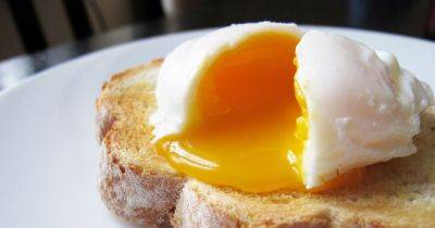 'Mind-blowing' hack shows we've been poaching eggs wrong - no saucepan or boiling water - www.dailyrecord.co.uk