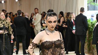 Emma Chamberlain Met Gala 2024: All About the YouTuber Turned Fashion Darling's Look - www.glamour.com - New York