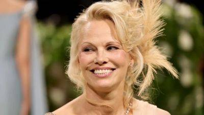 Pamela Anderson Is Absolutely Glowing at the Met Gala 2024 in Oscar de la Renta - www.glamour.com