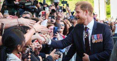 Prince Harry's 'wary and anxious' body language as he meets crowds after Royal Family snub - www.dailyrecord.co.uk